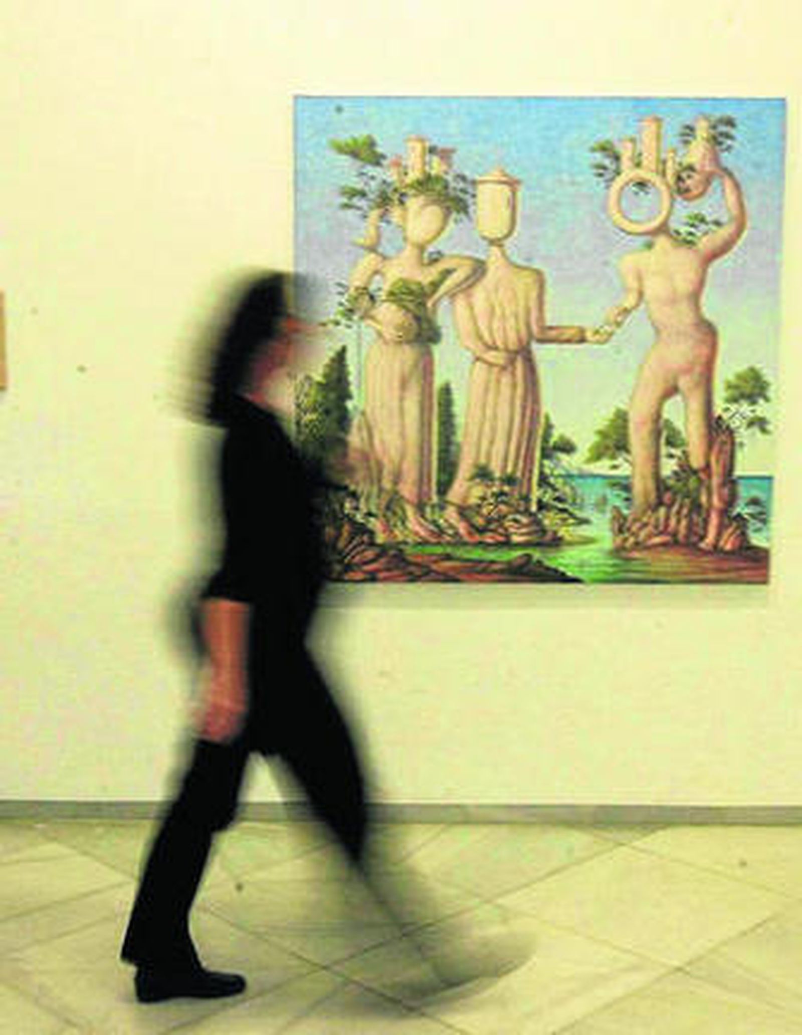 Ante una de los nuevos lienzos de Pérez Villalta.