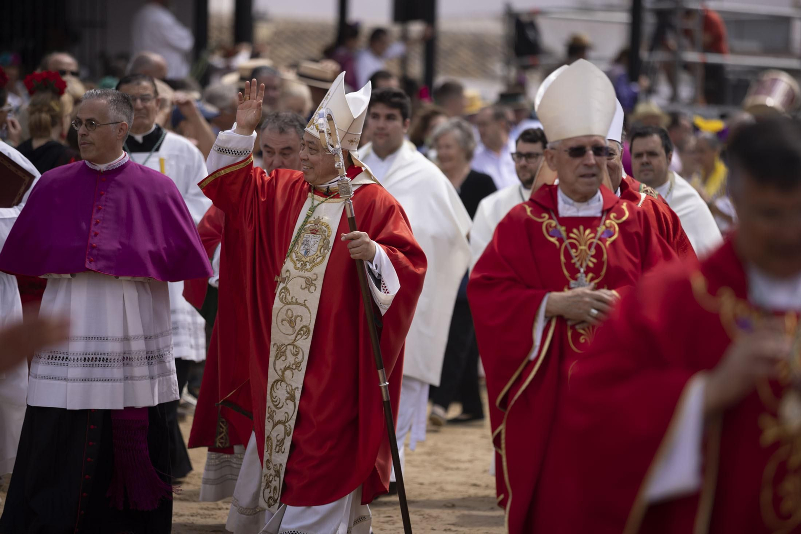 El Rocio 2023: Imágenes de la misa Pontifical del Domingo de Pentecostés