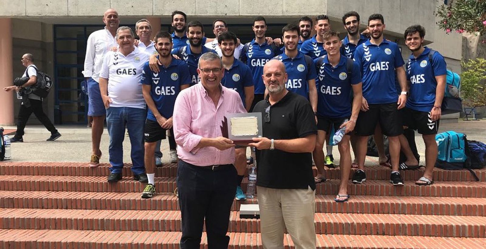 Soria, el presidente algecireño, junto al equipo del Málaga BM en el Memorial Pepe Pineda.