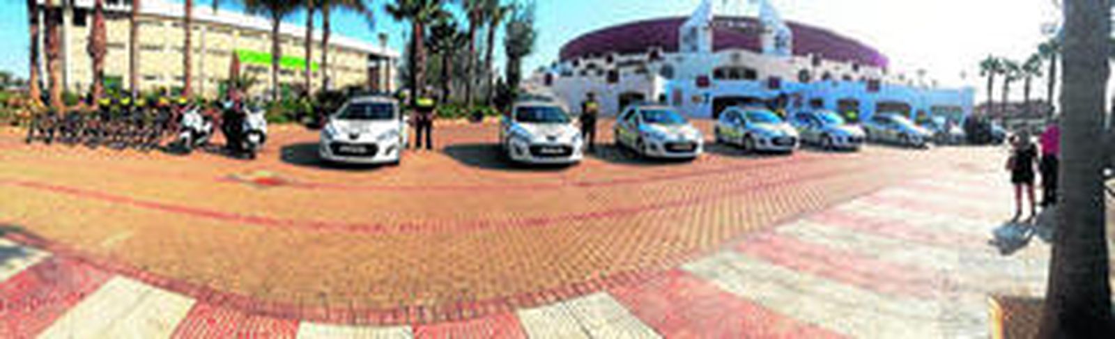 Varios miembros de la Policía Local muestran los nuevos vehículos.