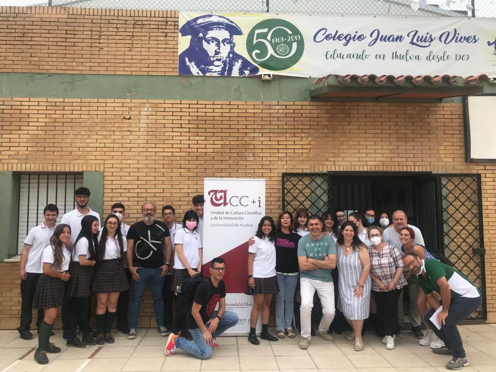 Alumnos y profesores del colegio Juan Luis Vives, en la actividad para conocer la 'app' de hábitos saludables.