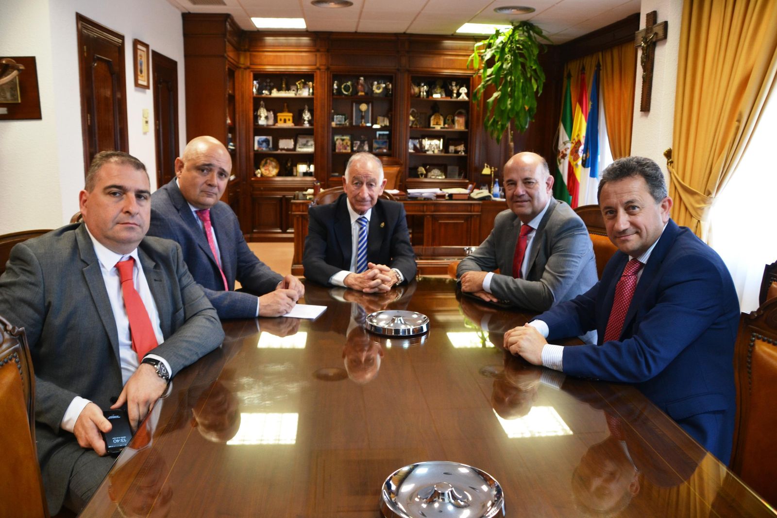 El alcalde de Roquetas, junto a los directivos de la firma francesa.