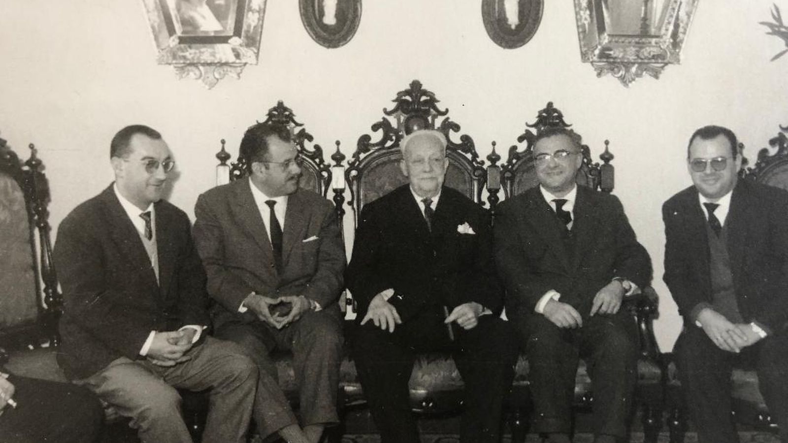 El doctor José Rodríguez López junto a sus hijos Manolo,José Antonio, Guillermo y Antonio Rodríguez Morales, en su casa familiar.
