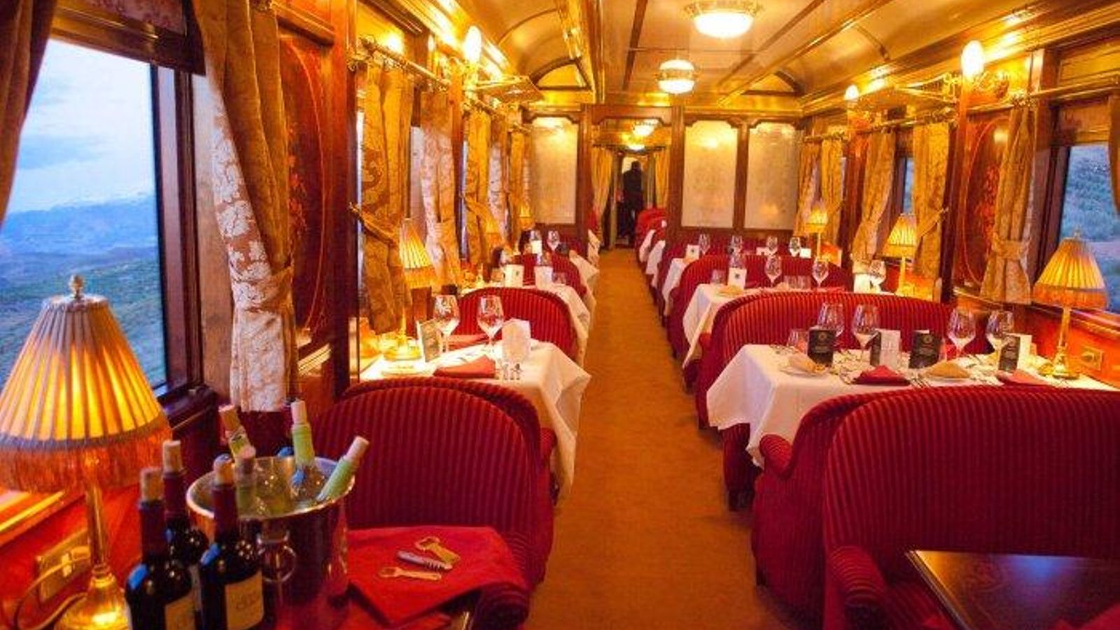Así es el restaurante del tren Al-Ándalus.