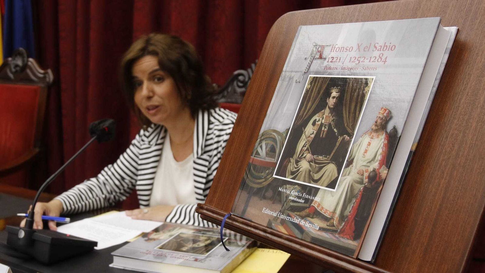Elena Leal, subdirectora de la Editorial Universidad de Sevilla, durante la presentación.