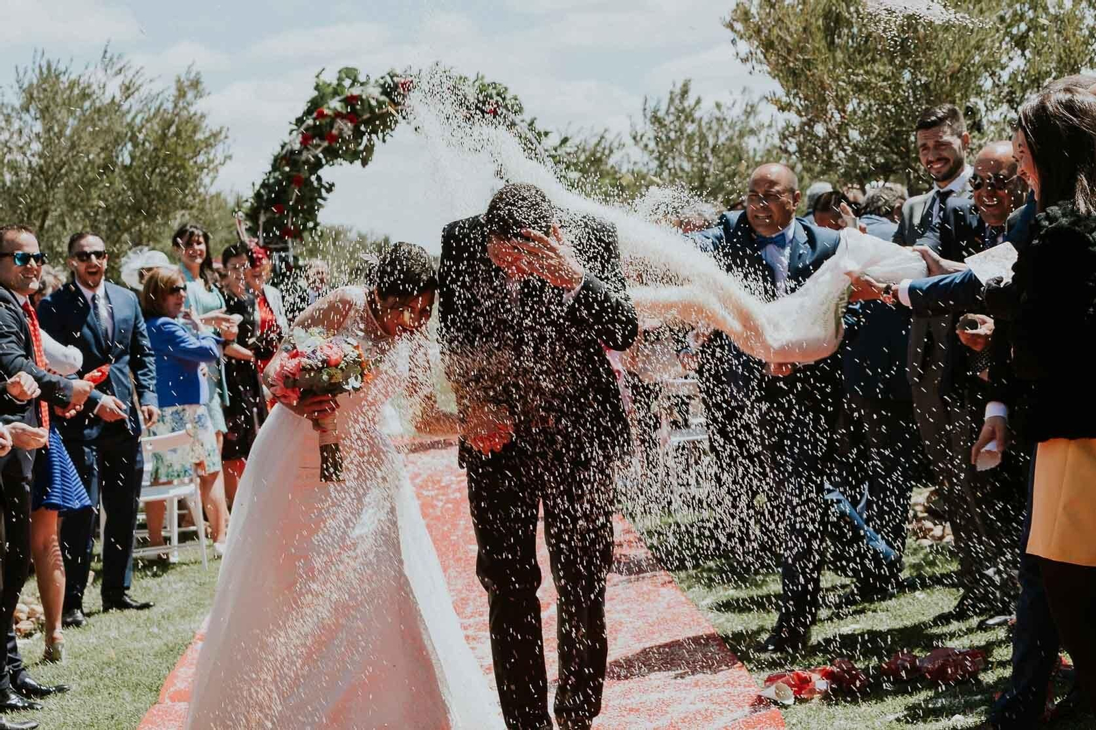 Novios tras finalizar la ceremonia