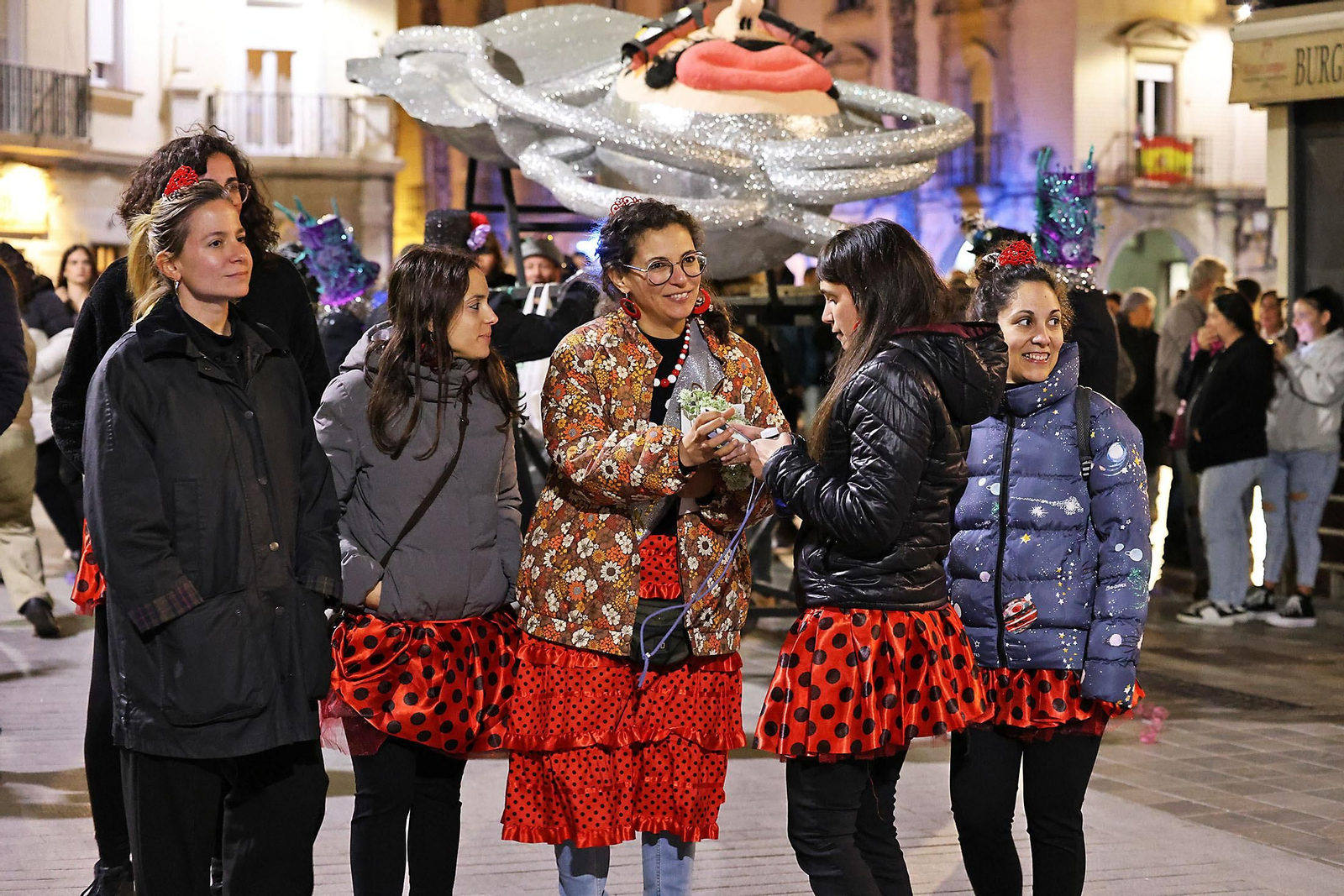 Imágenes del entierro del choco por las calles de Huelva