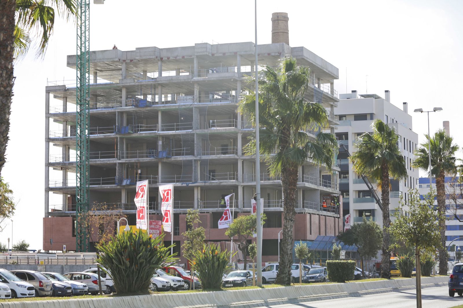Promoción de Osuna en el paseo marítimo de poniente, junto a otra de la Sareb.