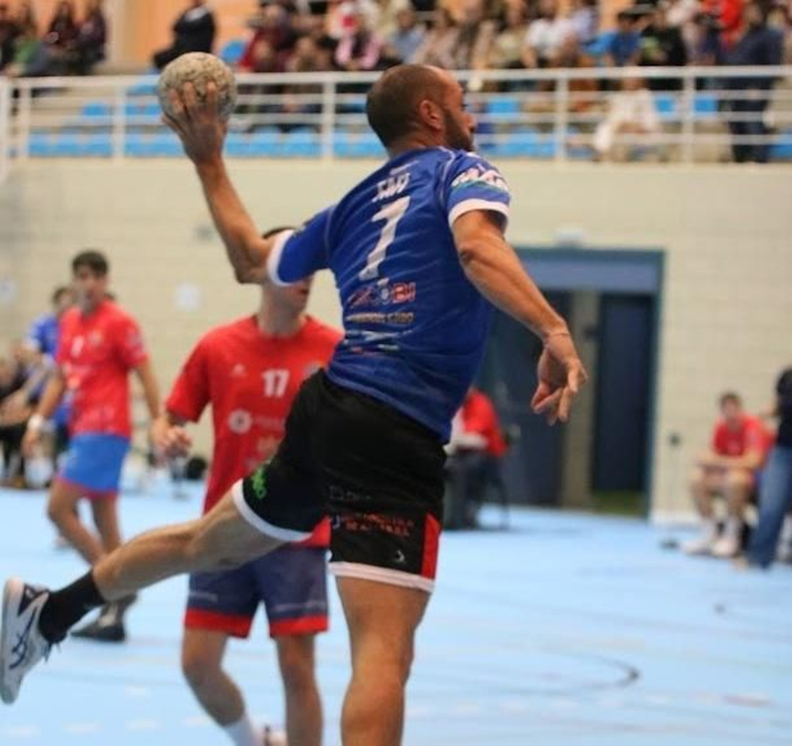 Un jugador del conjunto canterano-sureño realiza un disparo durante un partido de este curso.