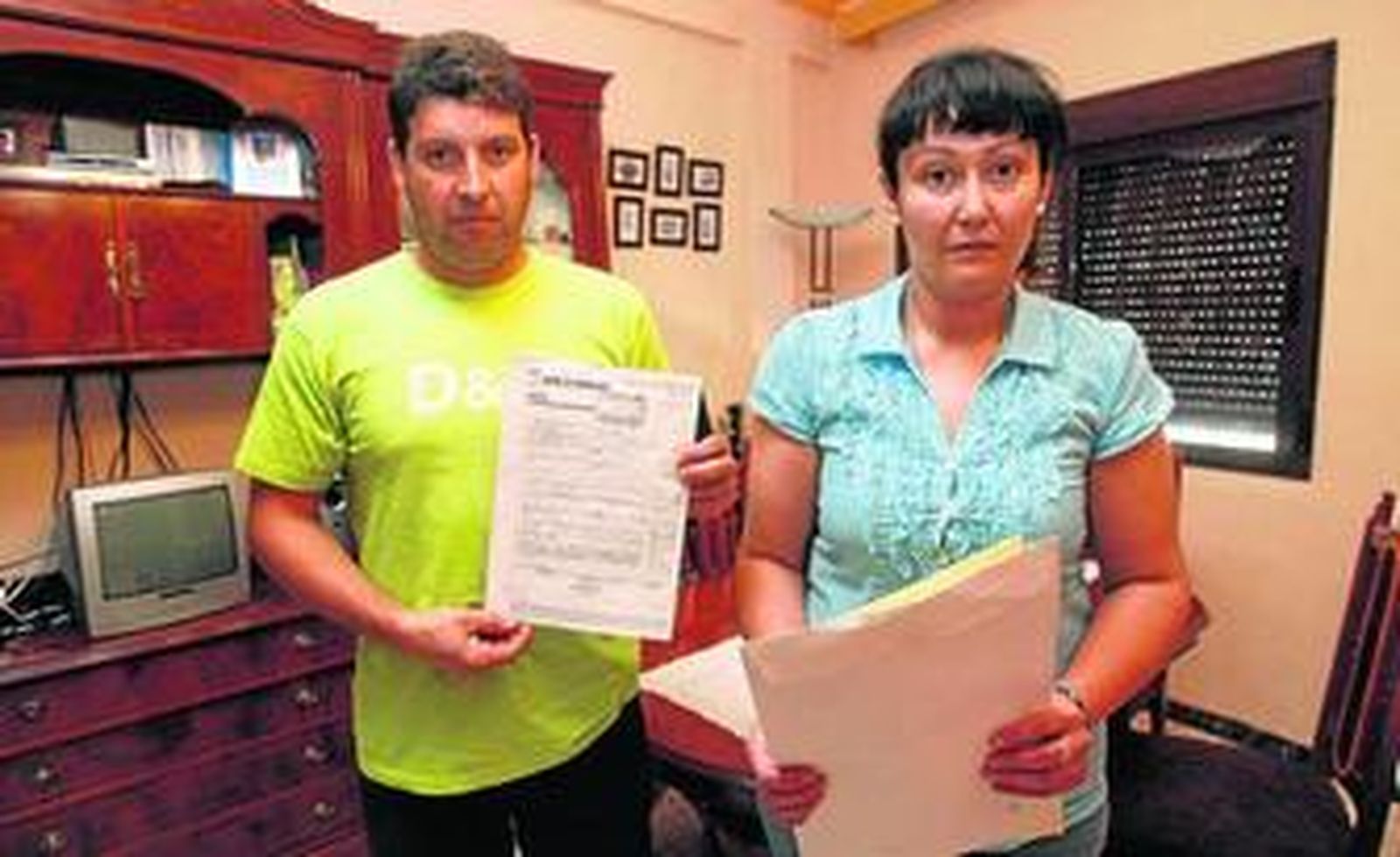 José Manuel García y Dolores Ortega muestran los documentos que acreditan que llevan casi un año esperando que operen a su hija.