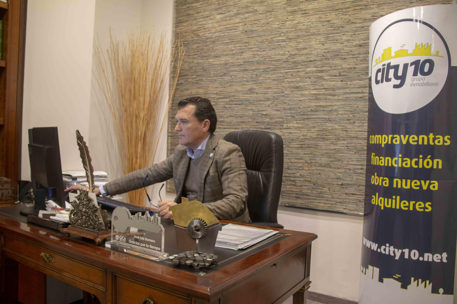 José Luis Romero, gerente de City10, durante la realización de la entrevista en las instalaciones de la inmobiliaria.