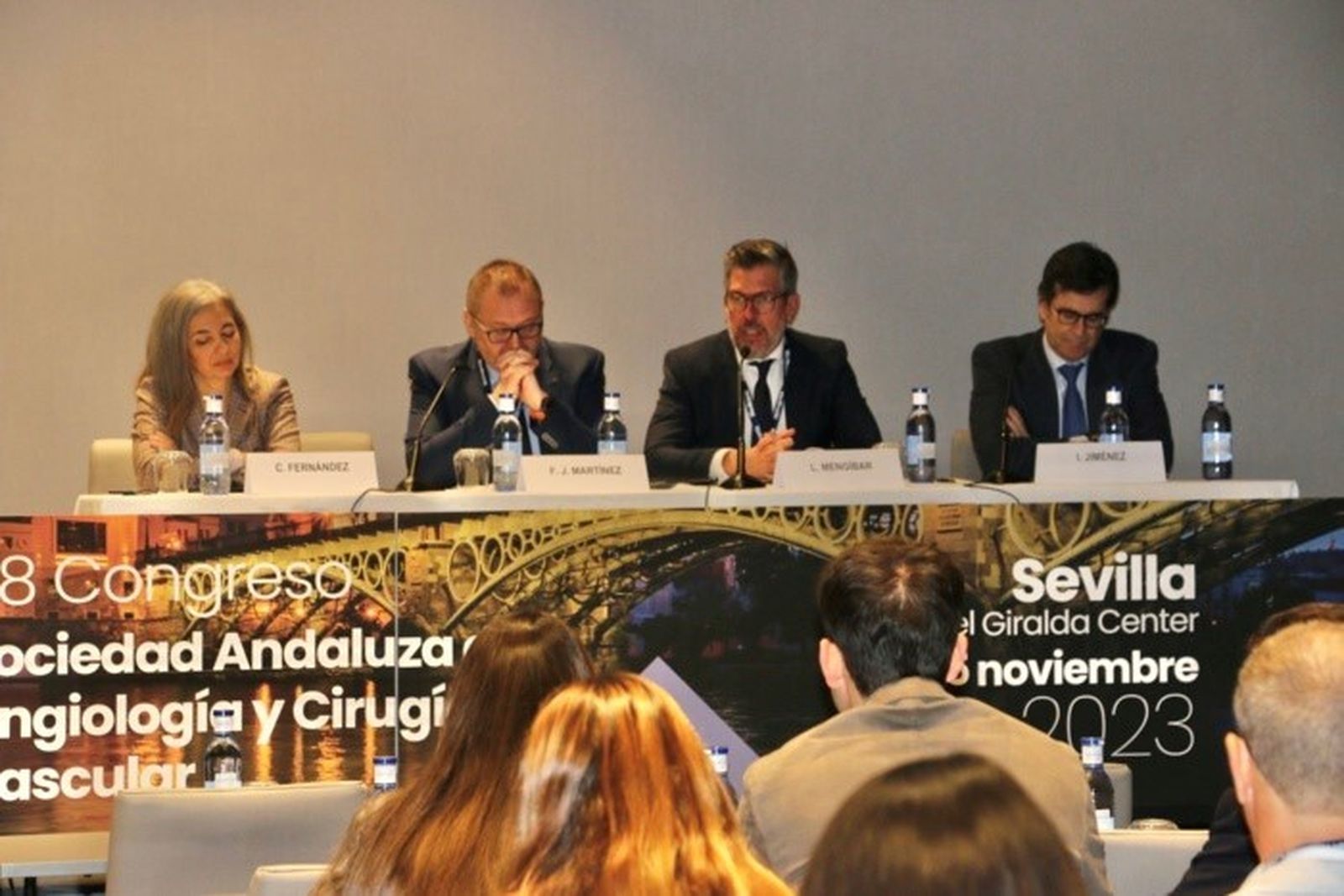 De izquierda a derecha: Celia Fernández, directora general de Asistencia Sanitaria y Resultados del SAS; Francisco Javier Martínez Gámez, presidente de la SAACV; Lucas Mengíbar, Presidente del Comité Organizador del 38º Congreso SAACV; e Ignacio Jiménez, director médico del Virgen del Rocío.