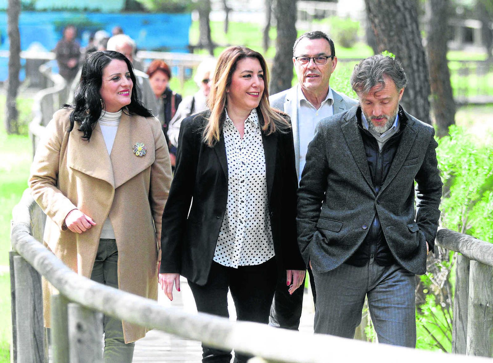 Susana Díaz, en el centro, pasea por el observatorio de linces junto a Rocío Espinosa, José Fiscal e Ignacio Caraballo.