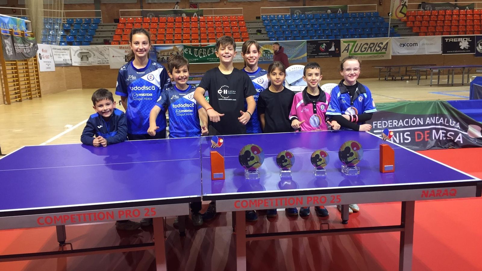 Varios jugadores del CTM Jerez posan con los trofeos. Varios jugadores del CTM Jerez posan con los trofeos.