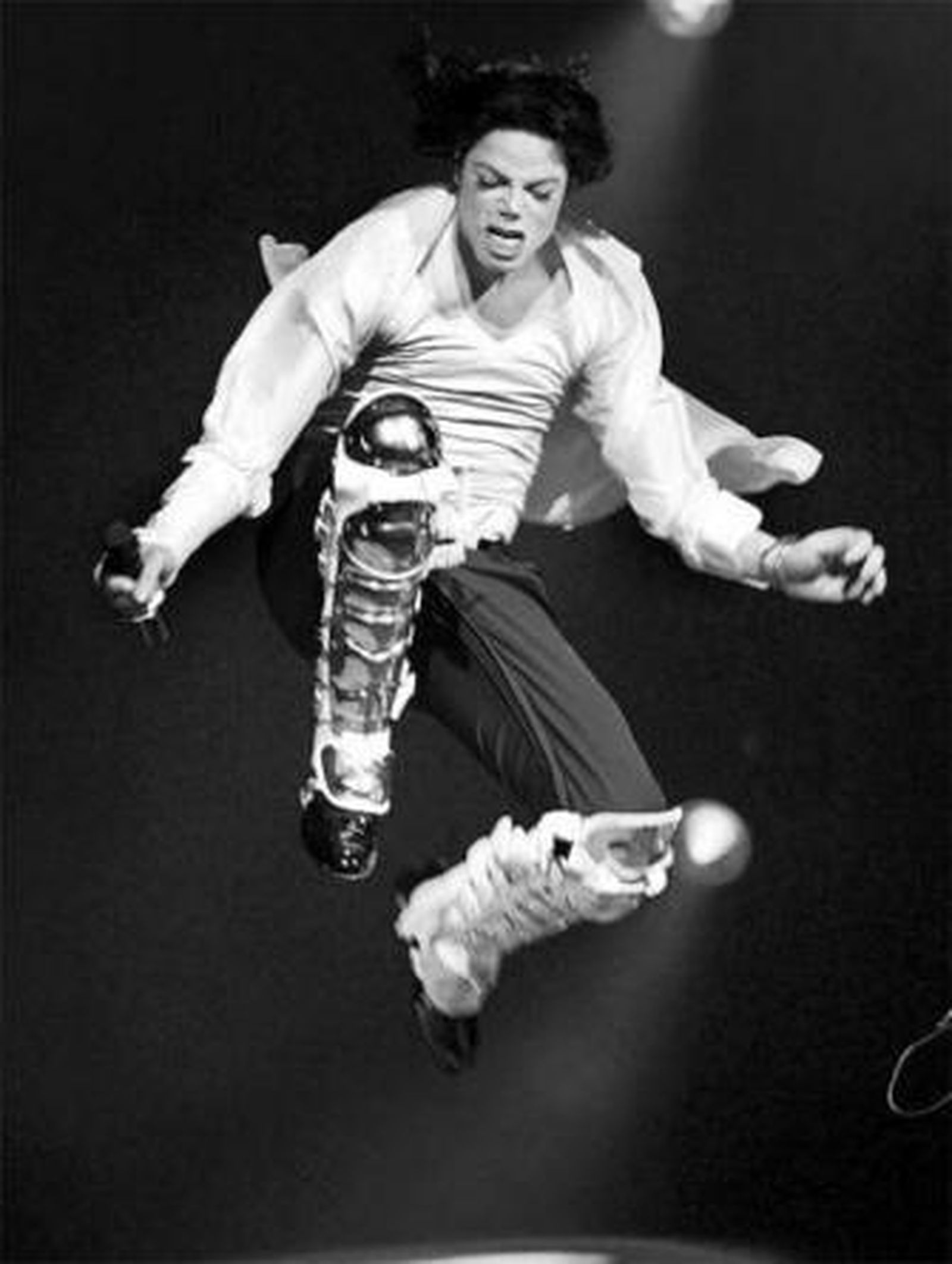 Michael Jackson salta durante el transcurso de un concierto.
