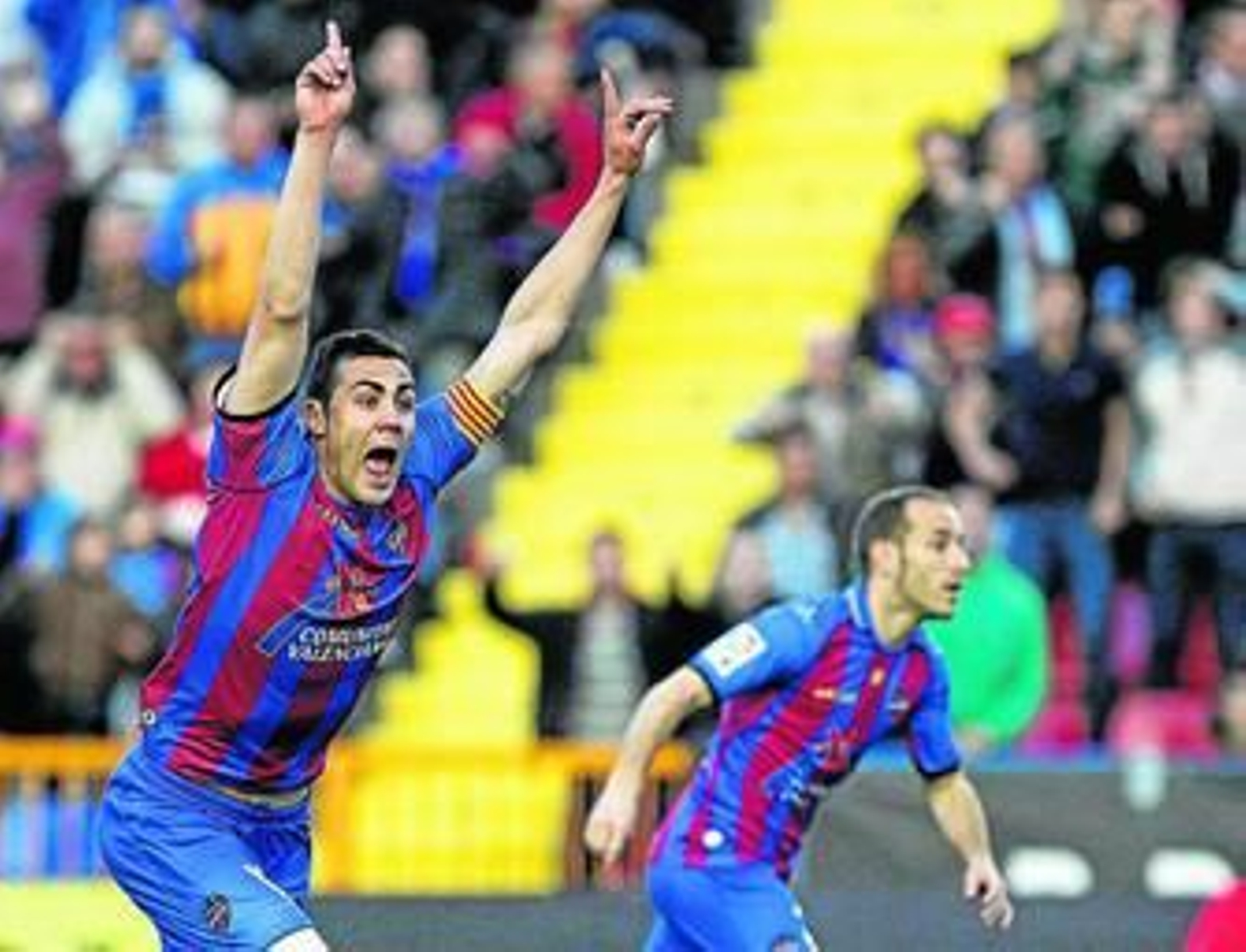 Iborra, con el brazalete de capitán, protesta una acción durante un encuentro, con Juanlu al fondo.
