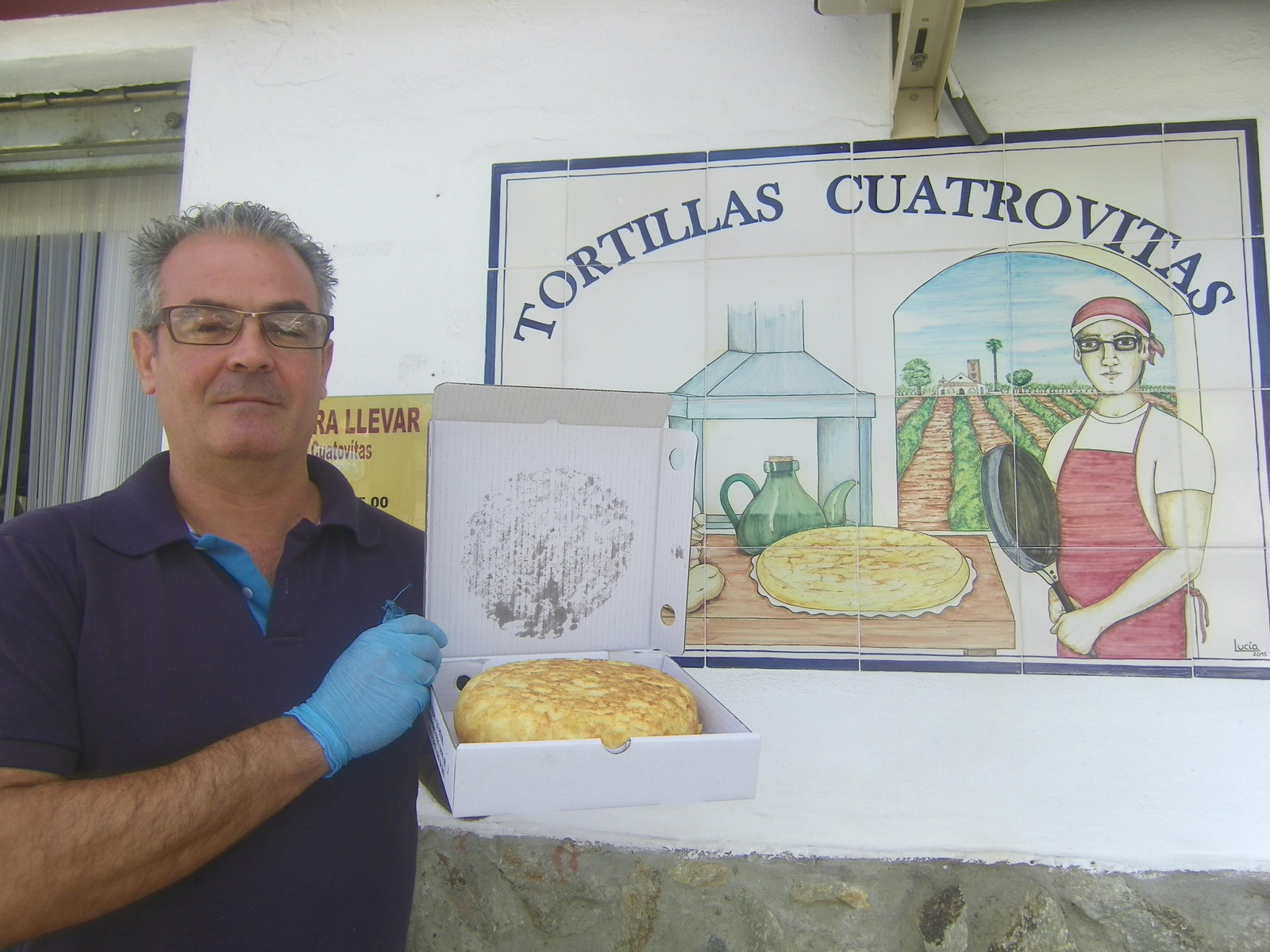 José Luis Sánchez Alvarez de Cuatro Vitas con uno de sus tortillones José Luis Sánchez Alvarez de Cuatro Vitas con uno de sus tortillones