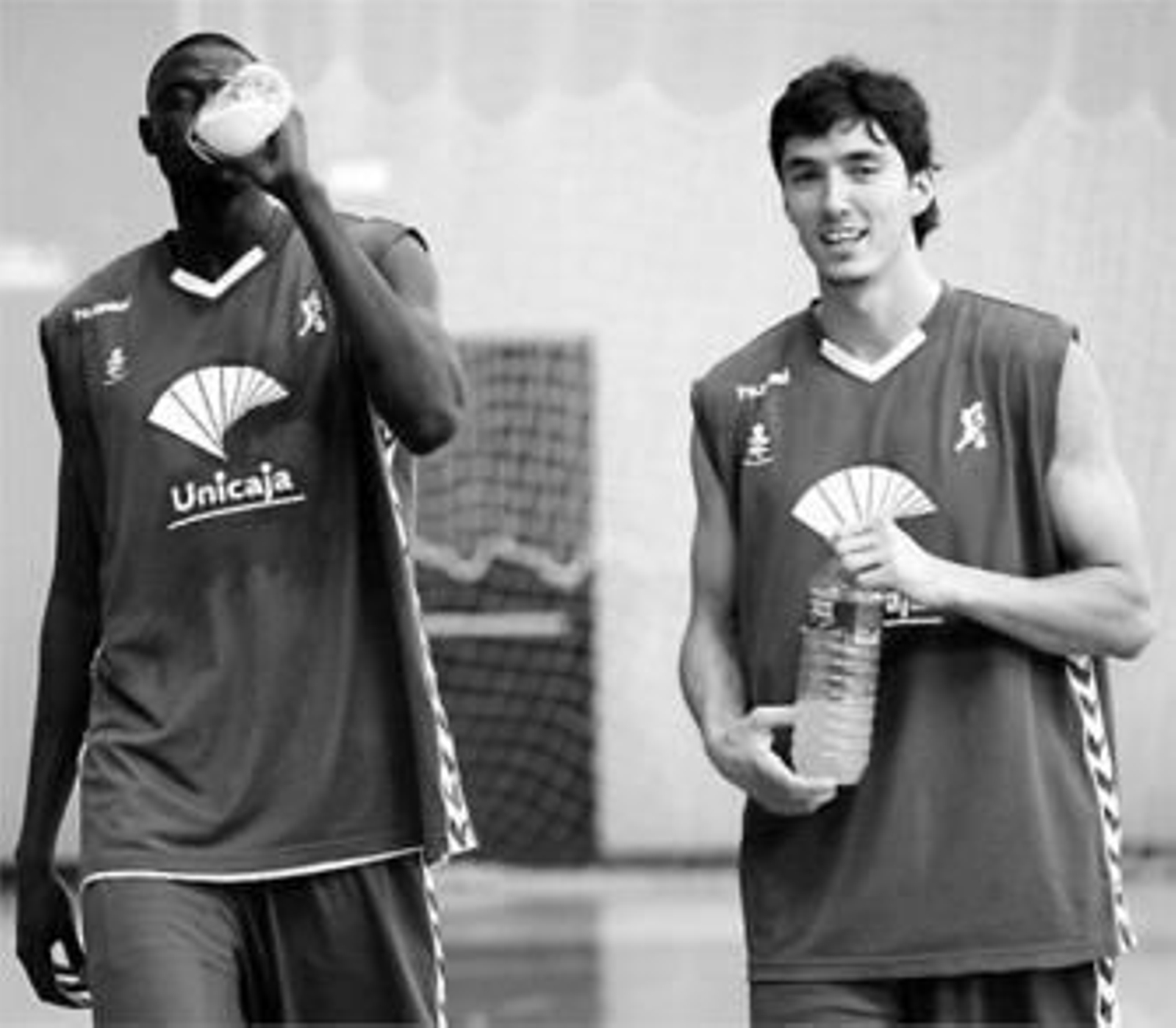 Boni Ndong y Jiri Welsch se refrescan durante el entrenamiento del pasado lunes.