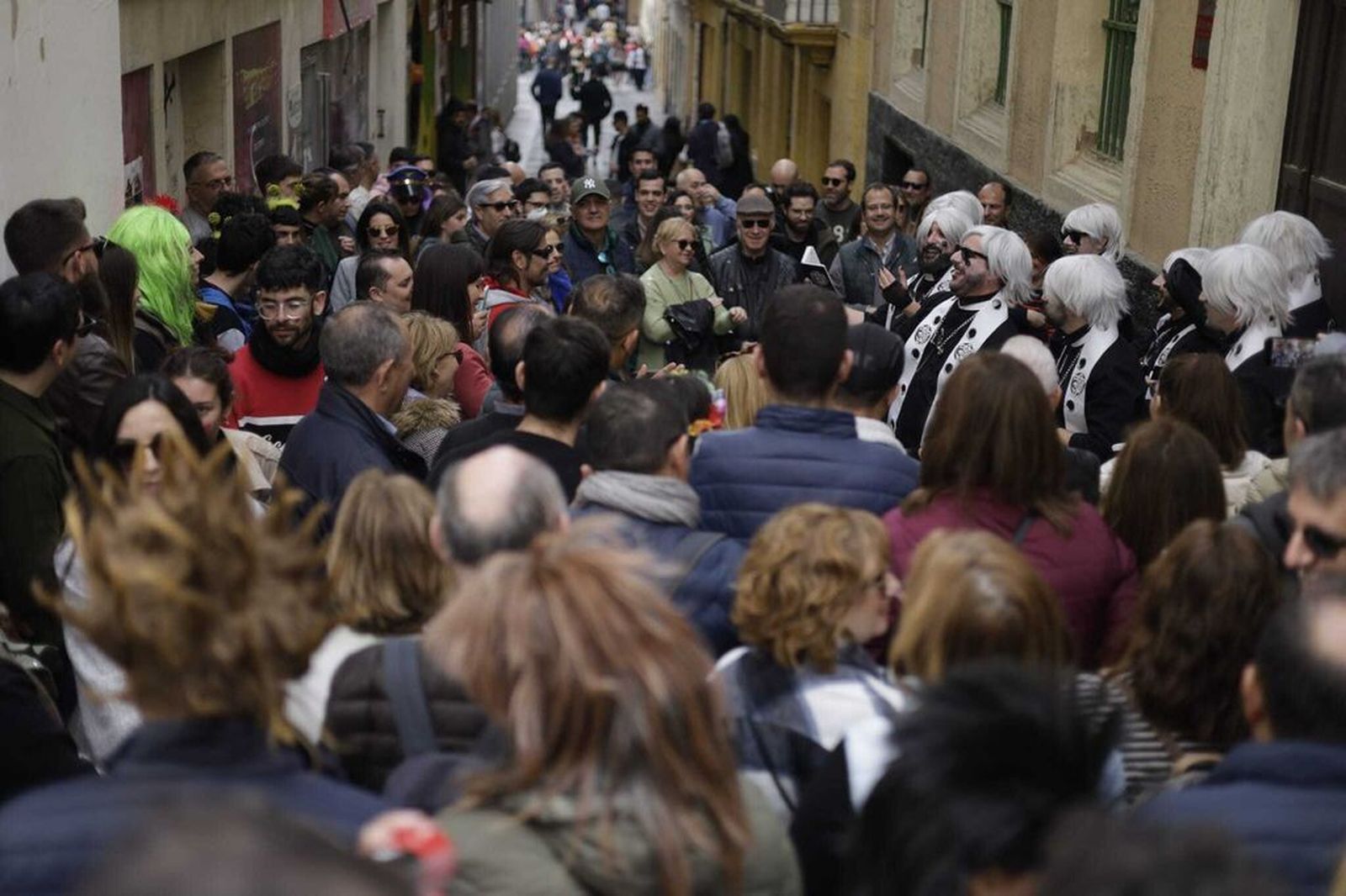 Una chirigota ilegal canta en la calle el pasado Domingo de Carnaval
