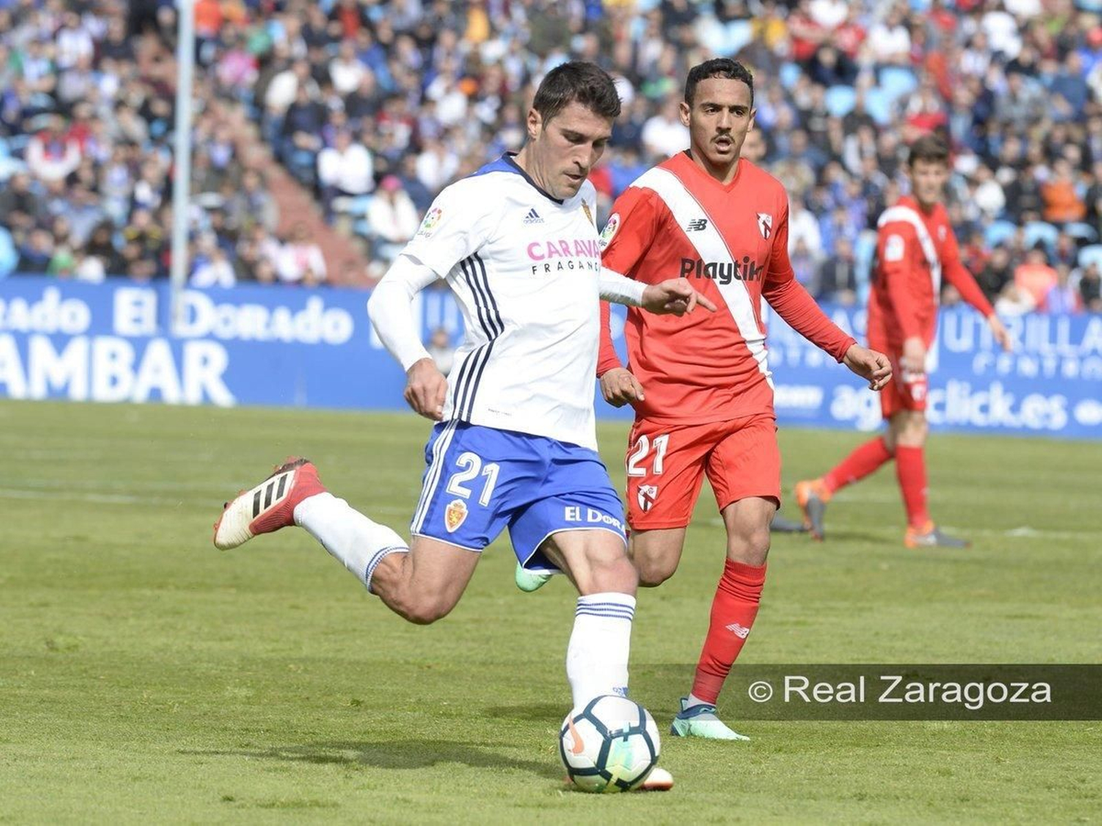 Boutobba persigue al zaragocista Zapater.