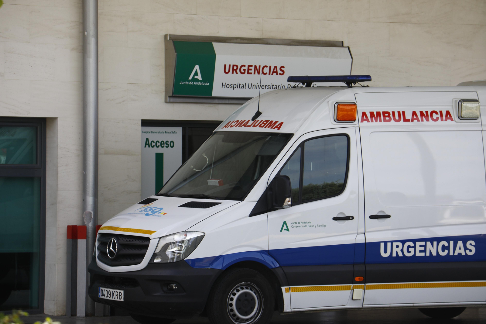 Una ambulancia, en la puerta de Urgencias del Reina Sofía.