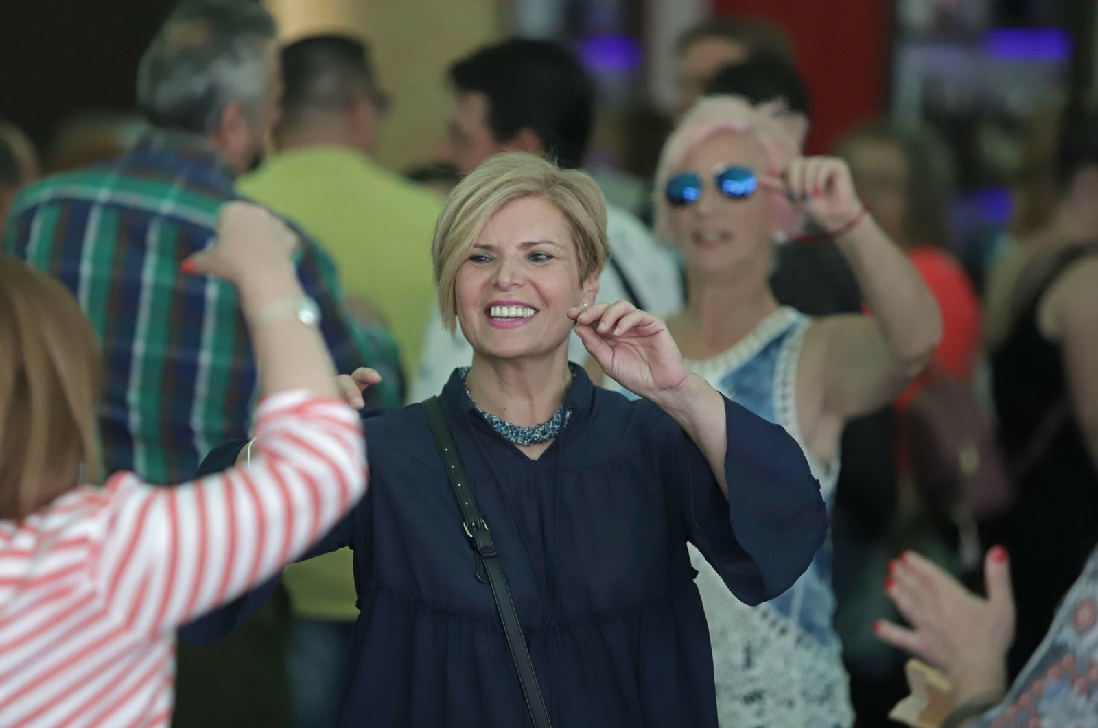 Varias mujeres bailan en una de las casetas de Los Barrios.