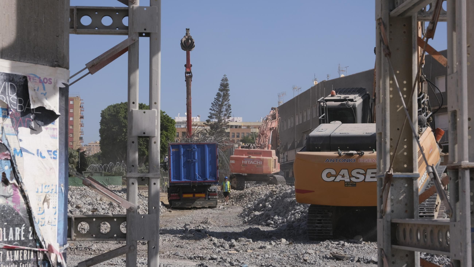 El Puente de la Avenida del Mediterráneo en su última fase de desmantelamiento, en imágenes