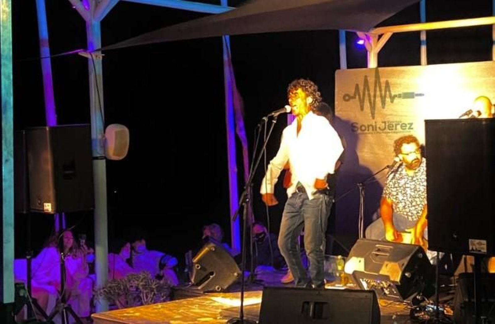 Tomasito durante una actuación en el chiringuito Las Dunas Beach, Rota. SoniJerez