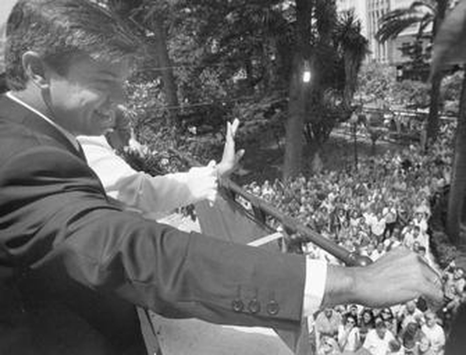 Juárez saluda en el balcón el día que tomó posesión de la Alcaldía.