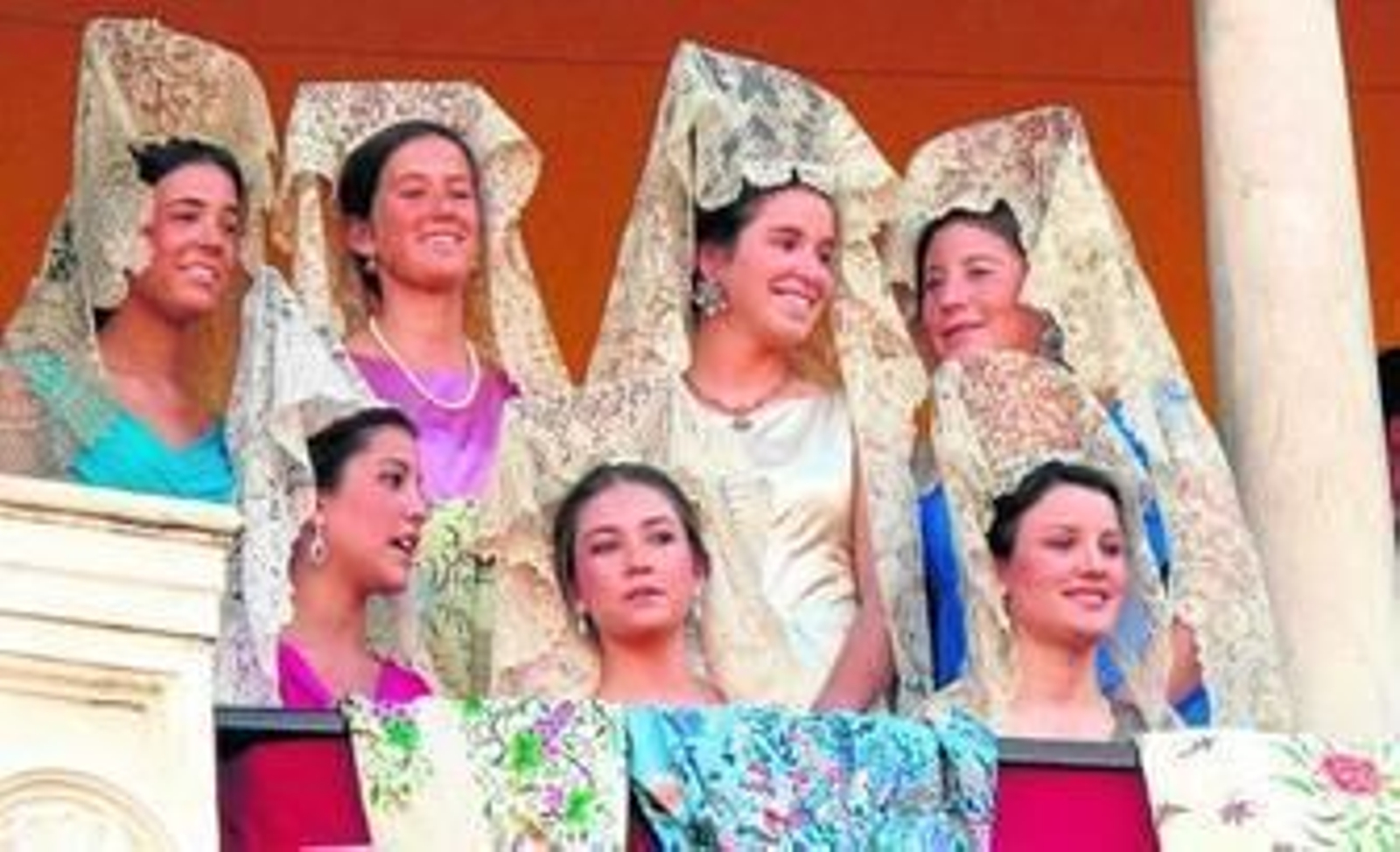 Jóvenes con mantillas blancas en el Palco de Invitados.