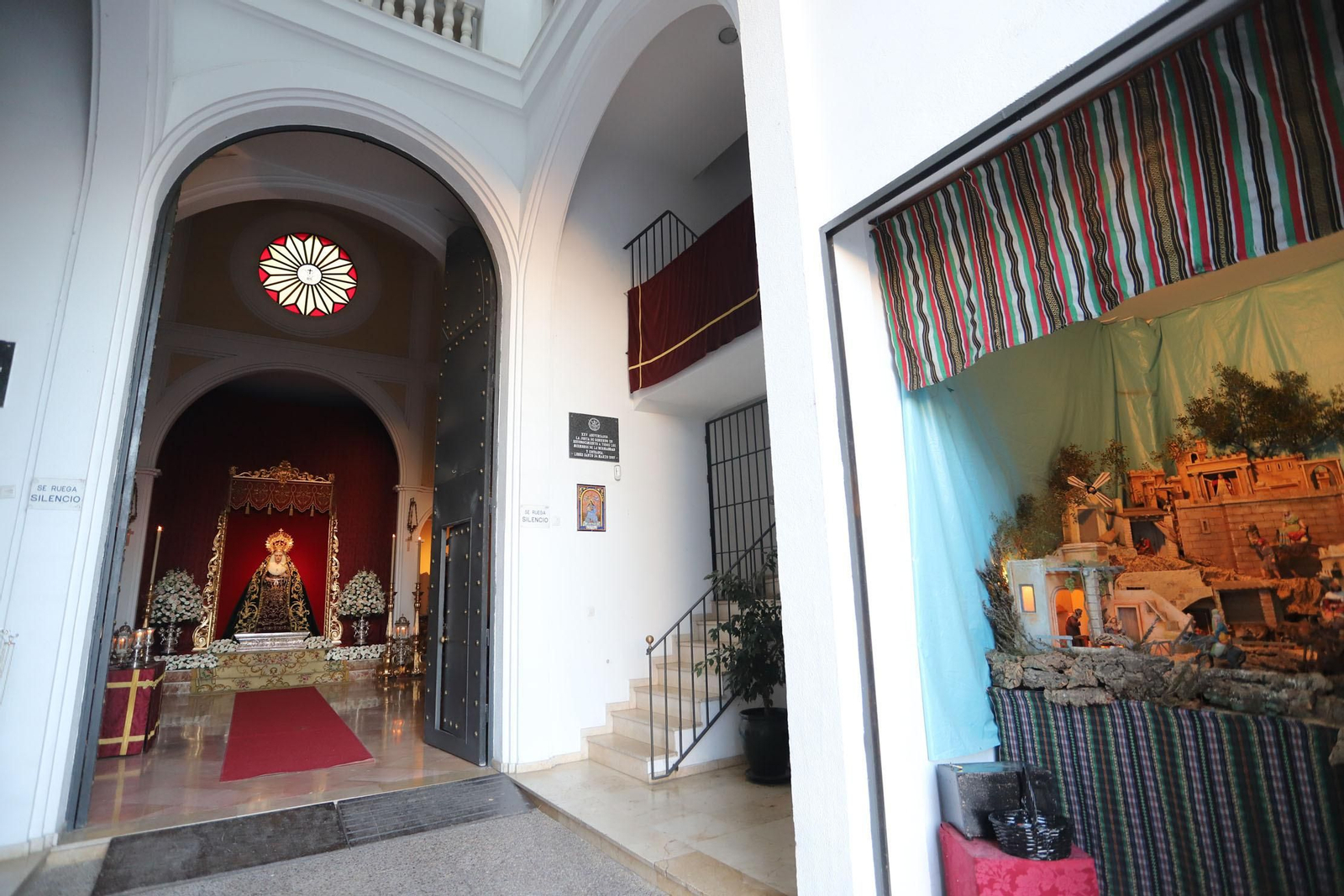 Imágenes del besamanos a María Santísima del Rocío y Esperanza