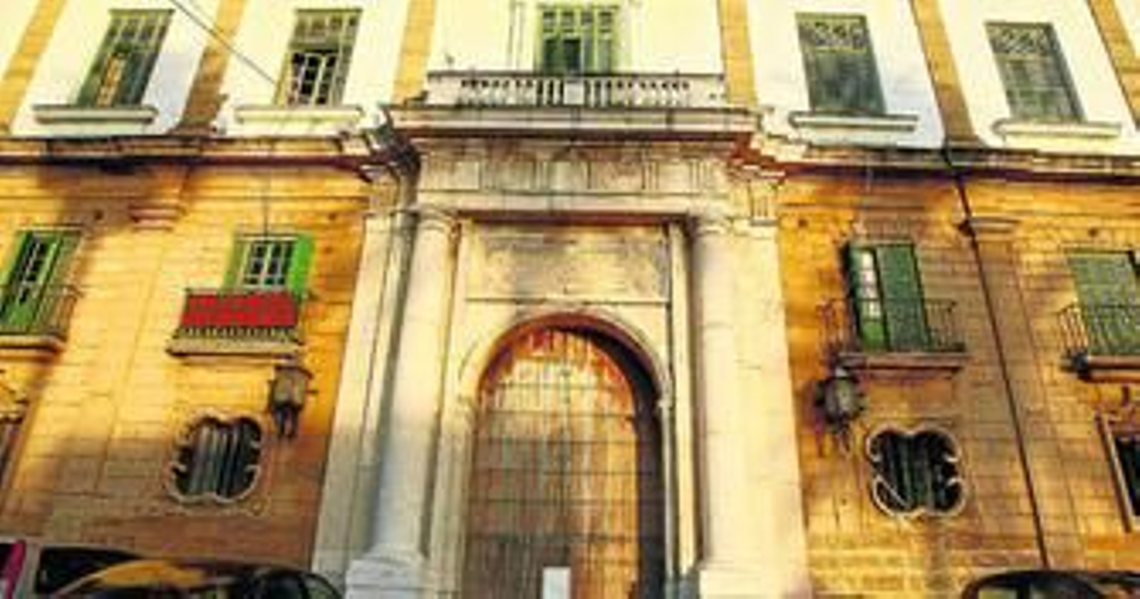 La puerta de Varcárcel, cerrada en la tarde de ayer, ante la negativa de los ocupantes de aparecer en la imagen.