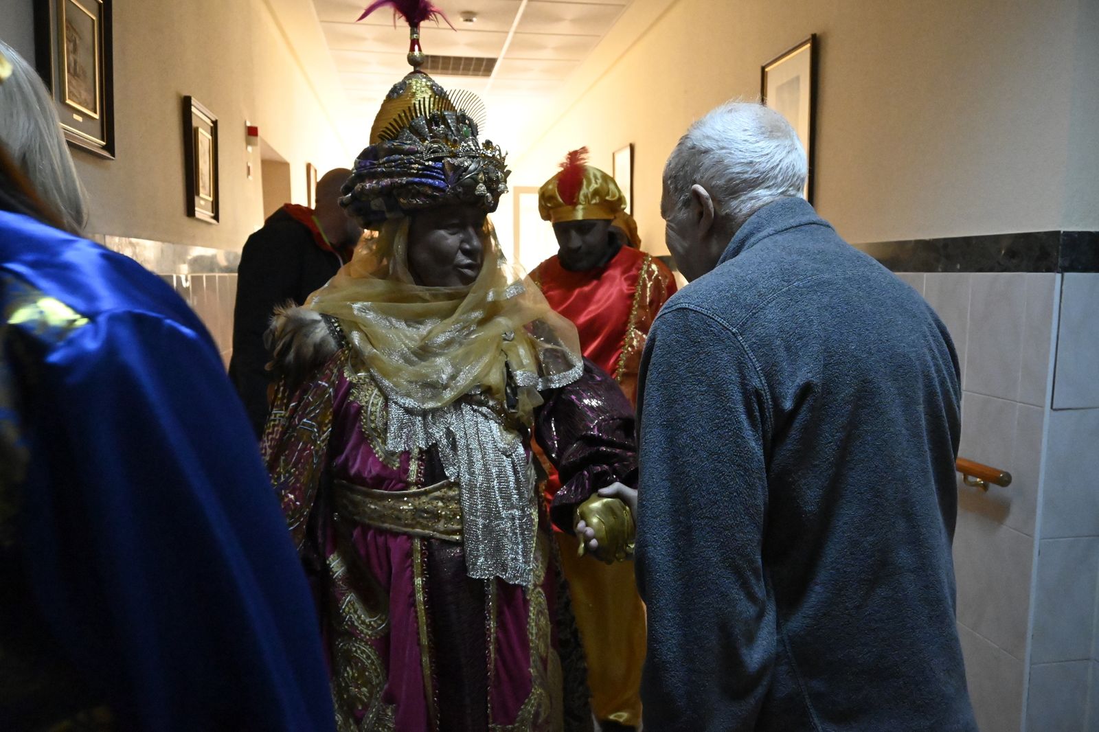 Visita de los Reyes Magos a los ancianos de los asilos de Huelva, en imágenes