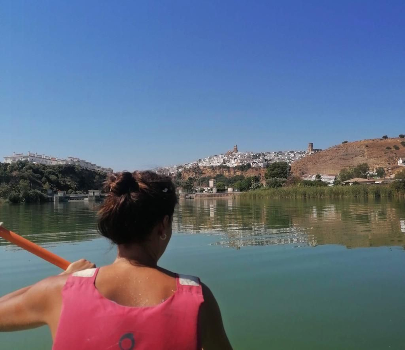 Vista del pueblo más bonito de la provincia de Cádiz desde el lago.