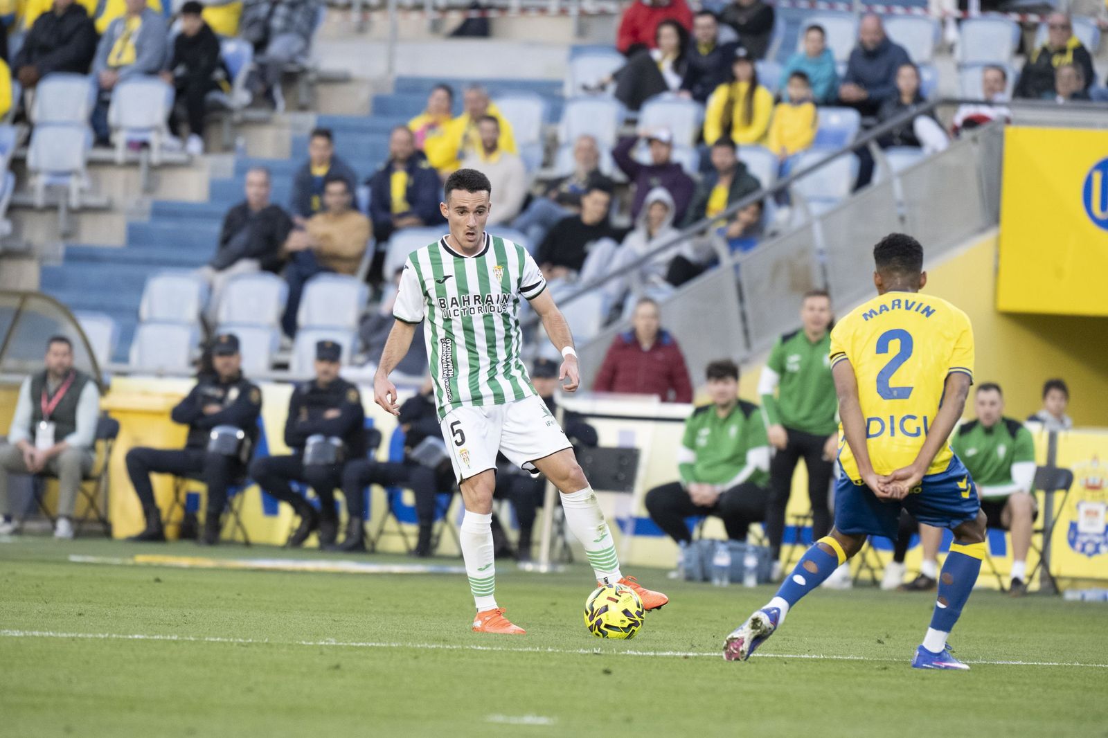 Diego Bri controla el balón en presencia de Marvin.