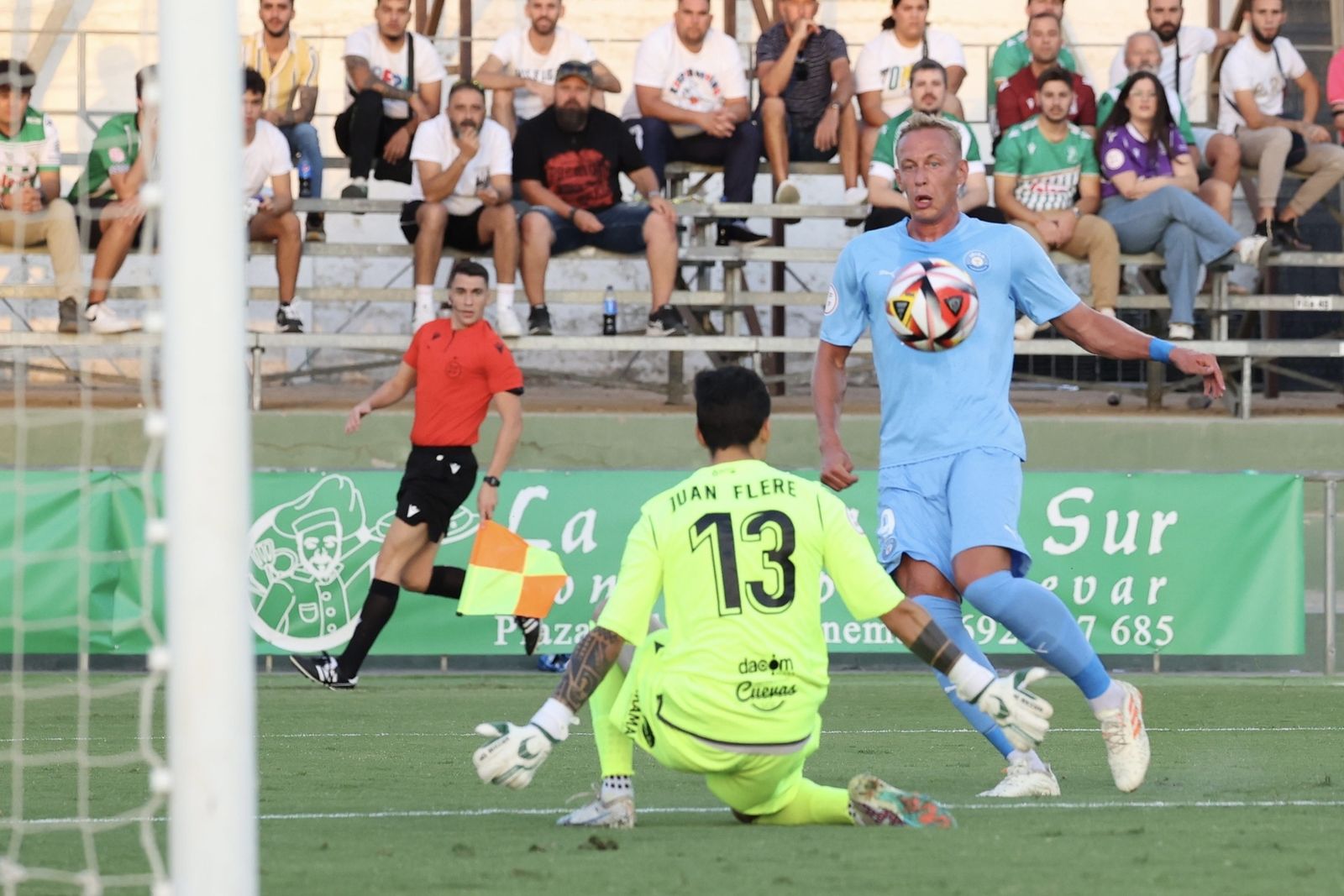 Nikolay Obolskii sortea al portero del Atlético Sanluqueño.