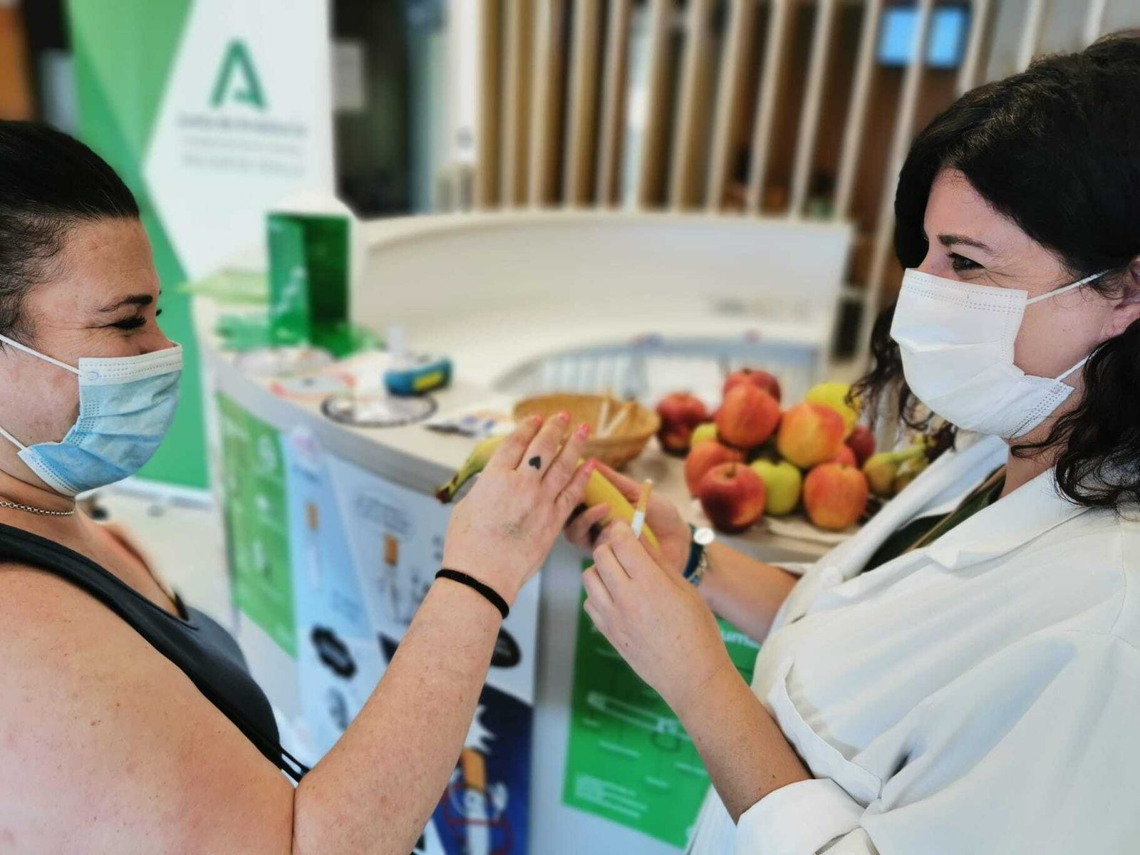 Personal sanitario intercambia un plátano por un cigarrillo a una mujer en el Hospital de Valme.