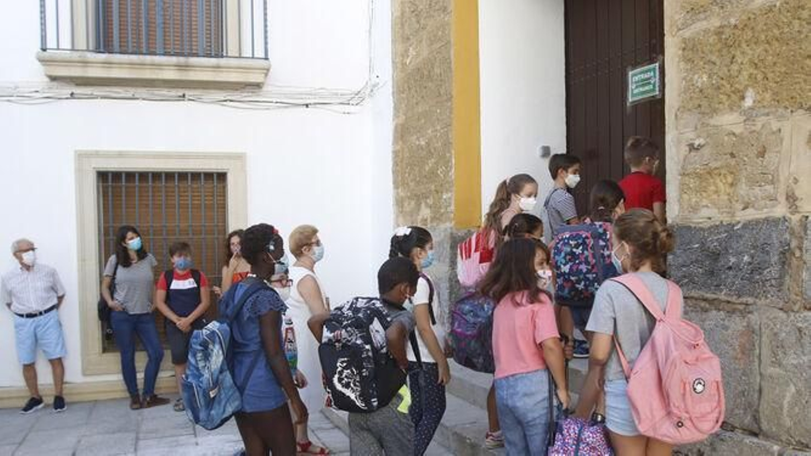 Alumnos acceden al colegio Caballeros de Santiago el primer día de clases.