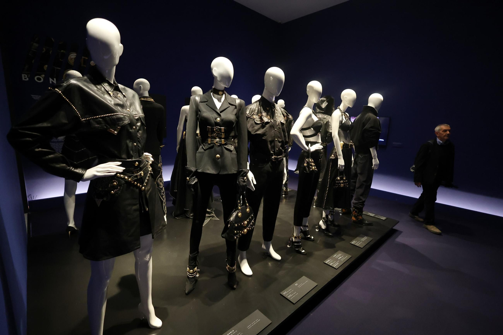 Todos los detalles de la exposición de Versace en Málaga, en imágenes