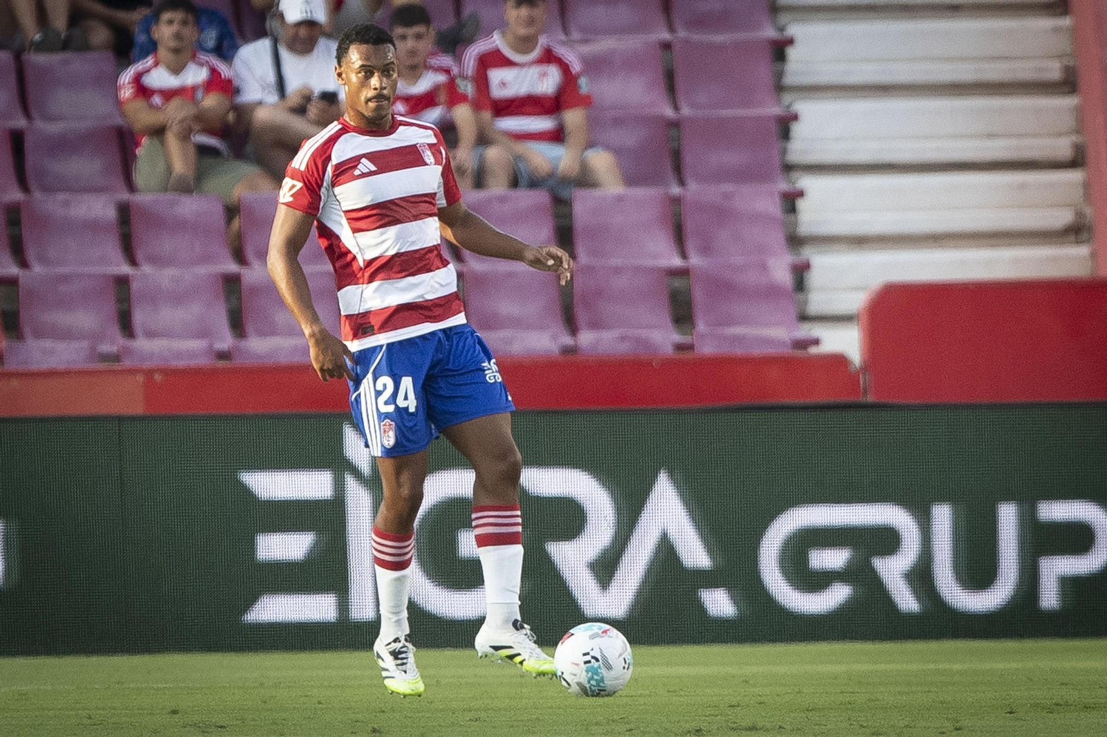 Loic Williams avanza con el balón en un partido anterior