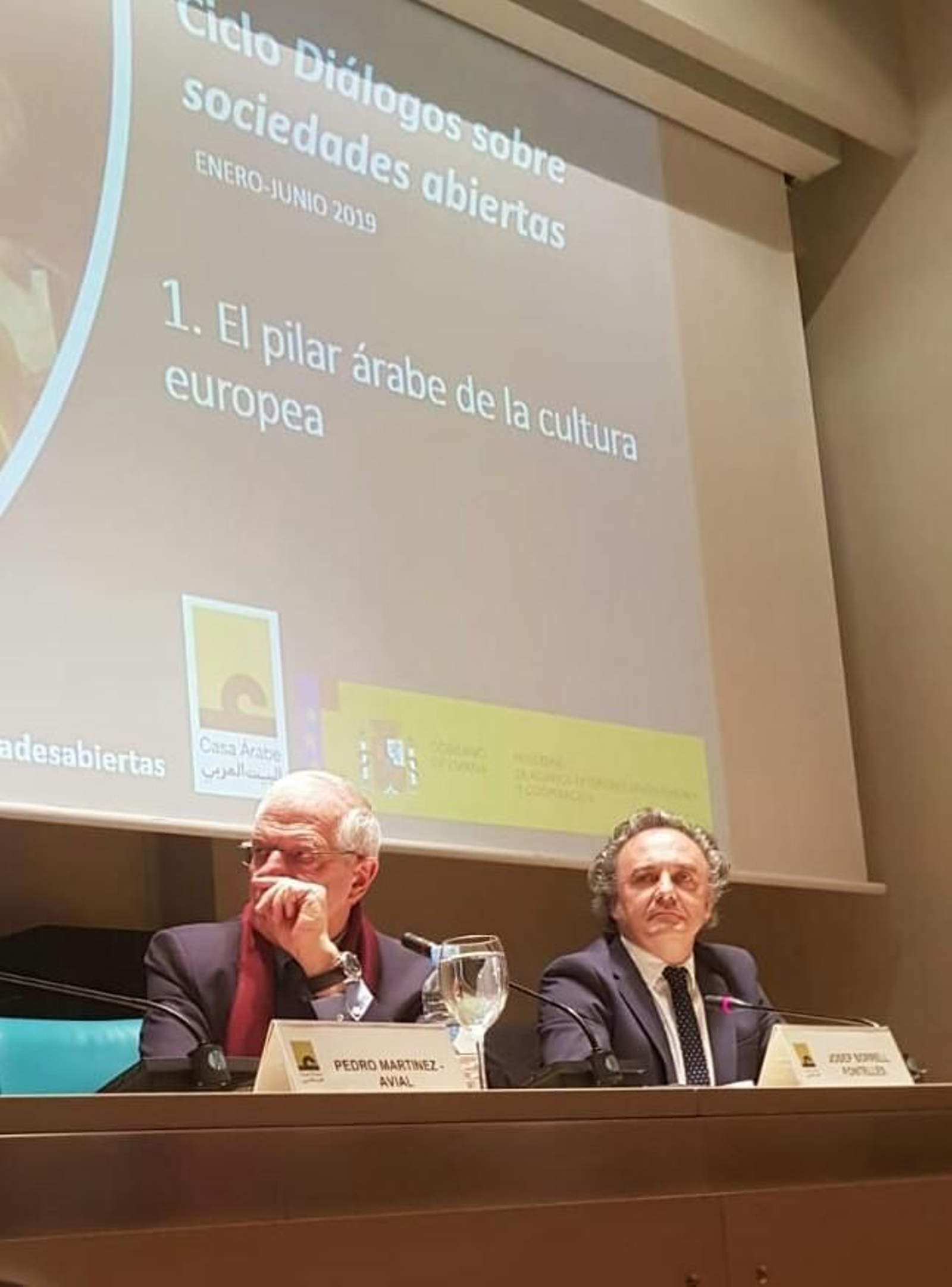 Emilio González Ferrín,  junto a Josep Borrell en la Casa Árabe de Madrid el lunes.