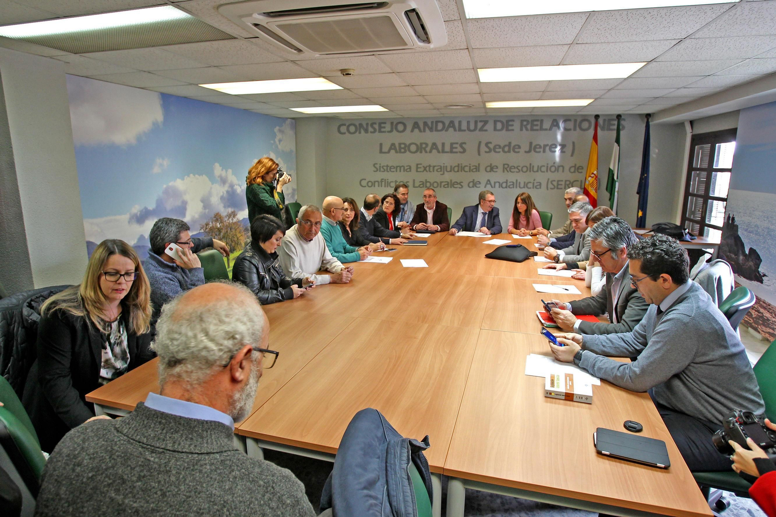 La delegada territorial de Empleo, Gema Pérez, preside la comisión de seguimiento del Sercla, el pasado mes de febrero en Jerez.