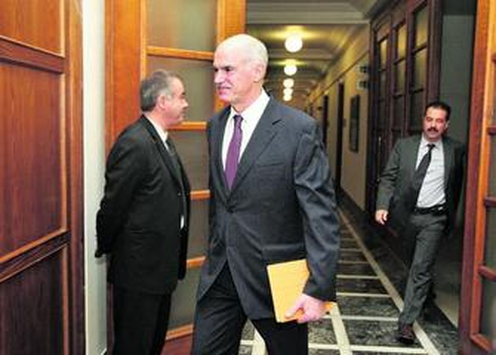 El jefe del Ejecutivo griego, Yorgos Papandreu, a su llegada a la reunión extraordinaria del Consejo de Ministros de ayer en Atenas.