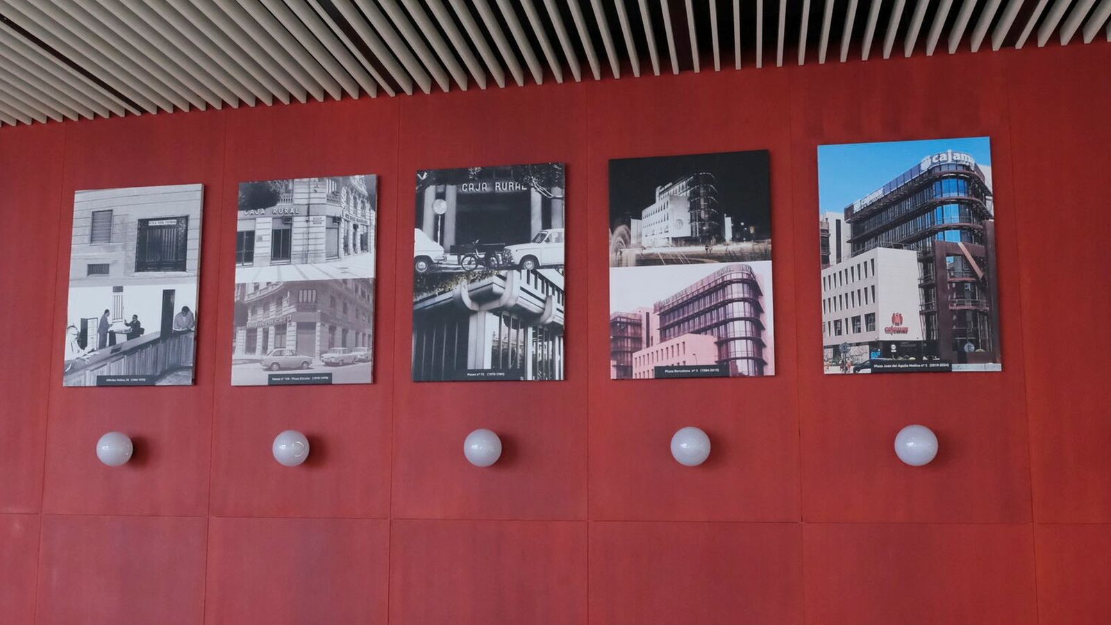 Una pequeña exposición fotográfica de las distintas sedes de Cajamar.