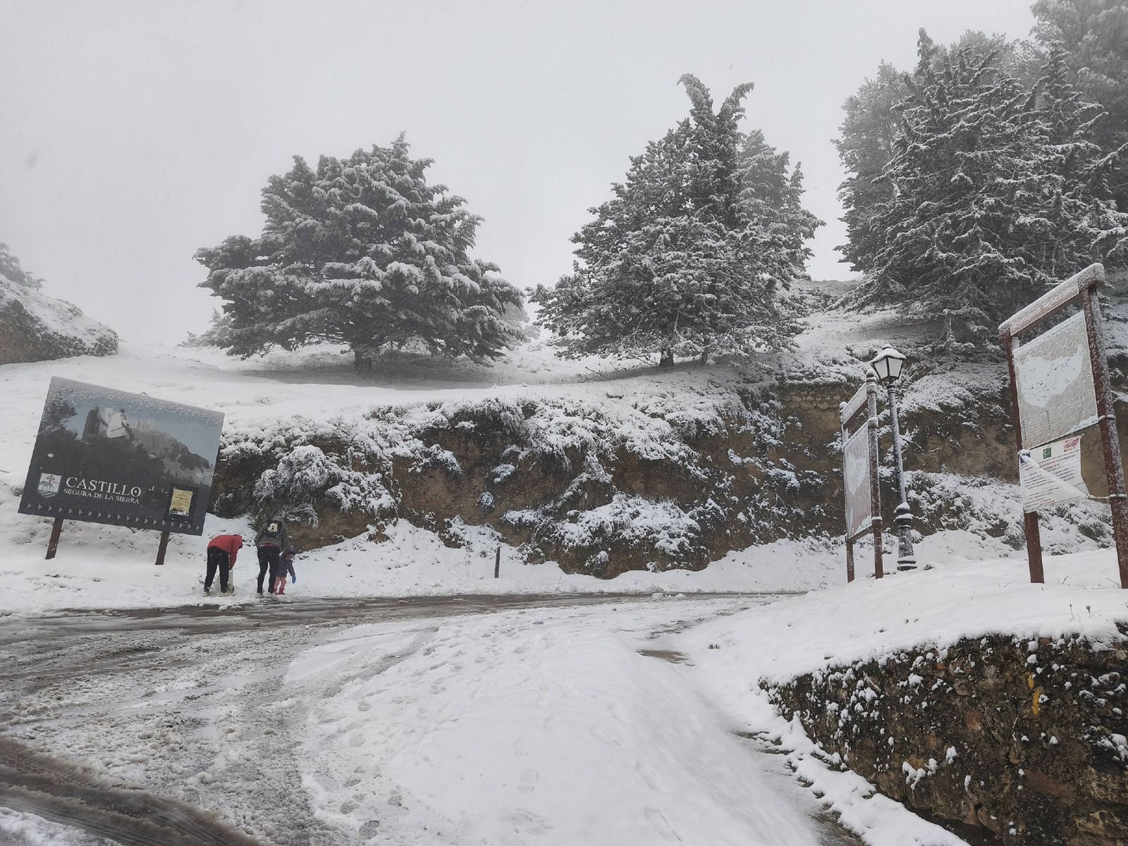 Postales de invierno: la nieve cubre Segura de la Sierra, el pueblo con el castillo más alto de Jaén, en imágenes