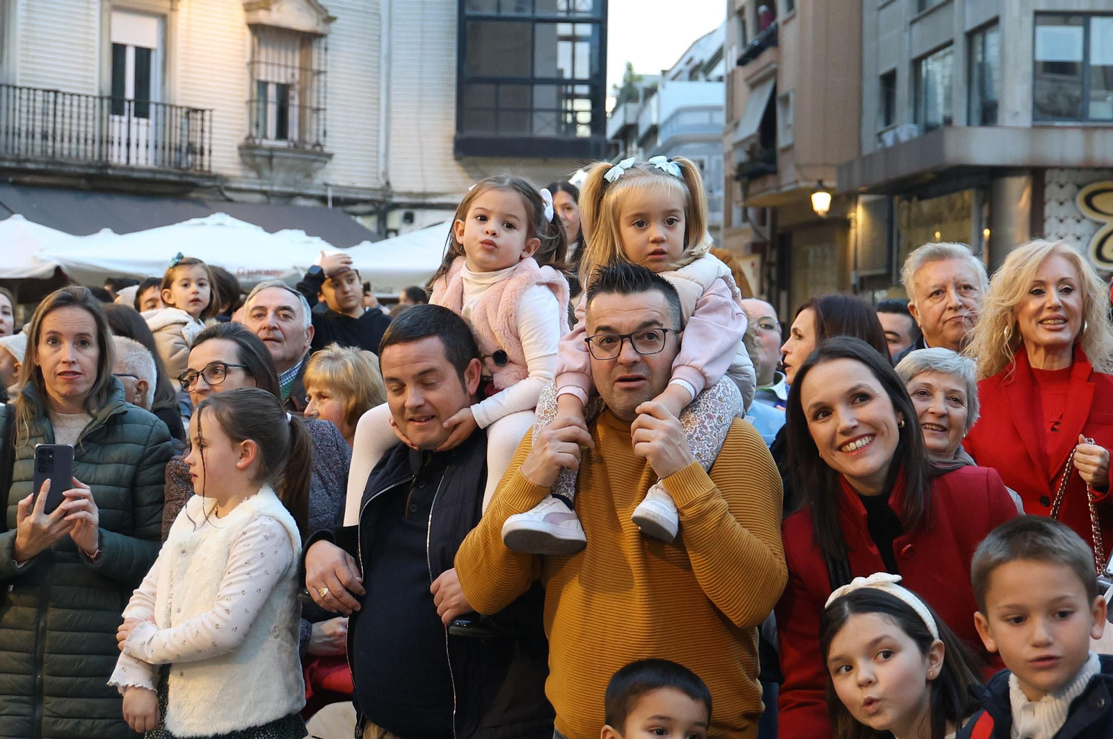 Imágenes del Heraldo Real anunciando la llegada de los Reyes Magos a Huelva