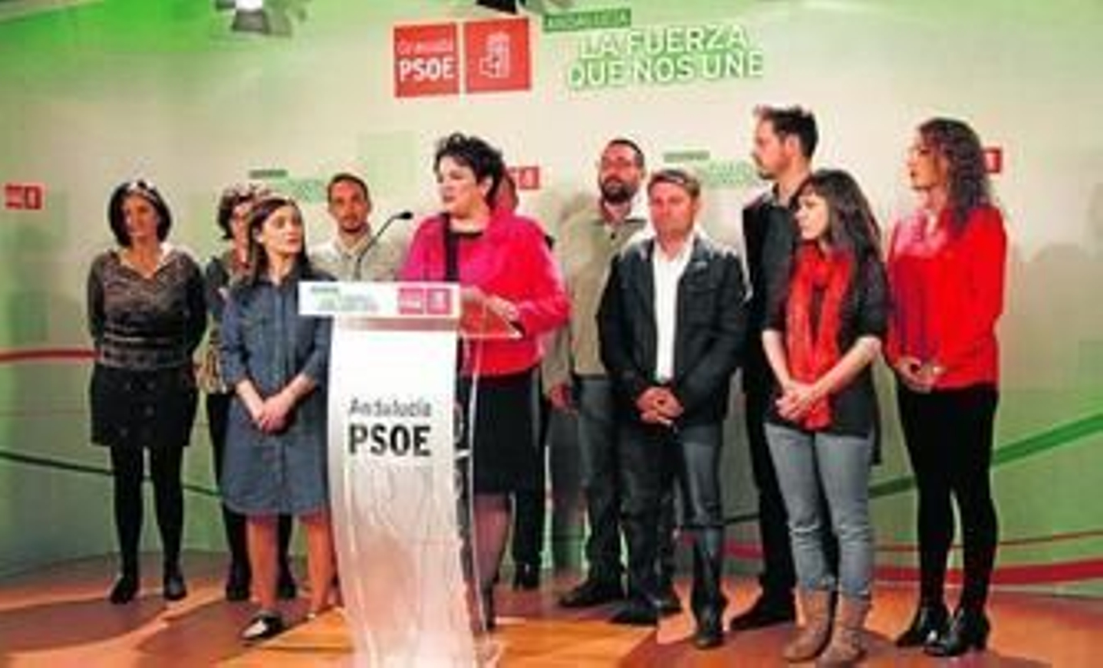 La número uno de la lista socialista al Parlamento, Teresa Jiménez, rodeada por el resto de componentes de la candidatura.