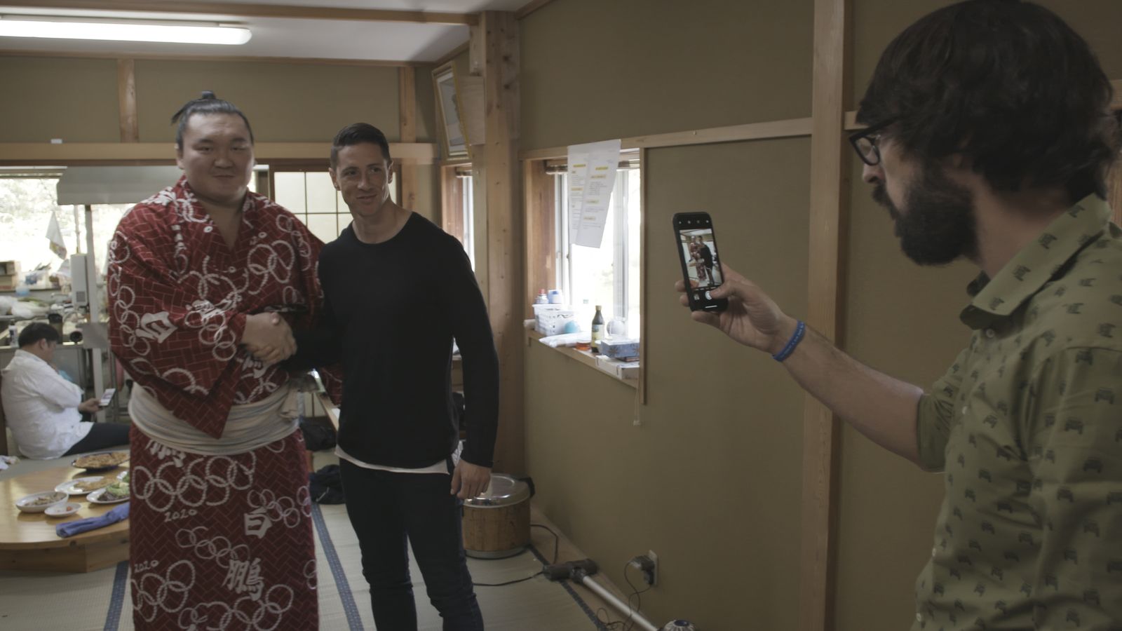 Quique Peinado fotografía a Fernando Torres con un admirador nipón