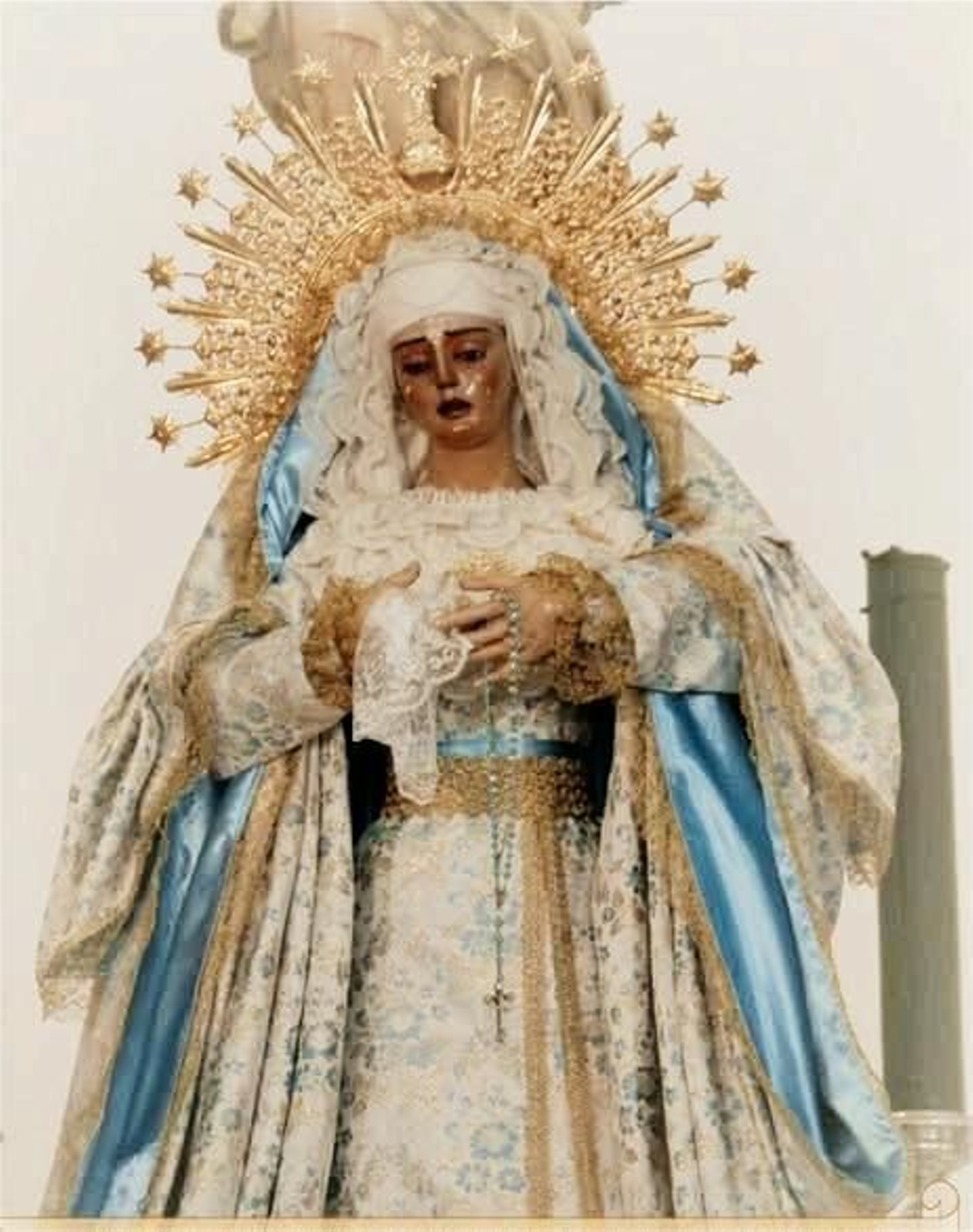Virgen Blanca con zaya y mantón de Carmen Piedra. Virgen Blanca con zaya y mantón de Carmen Piedra.