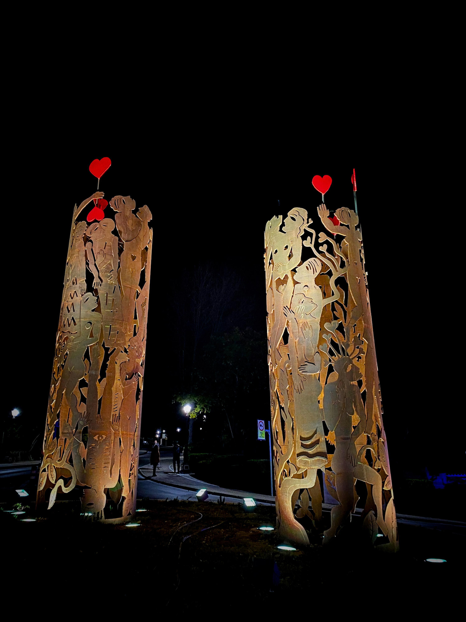 Monumento ‘Canto o Grito al Amor’ del artista José Hinojo, inaugurado en febrero de 2023 en la rotonda de entrada a Prado del Rey.